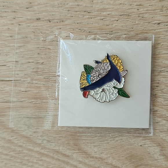 NWOT Greygoose Flower Pin - Picture 1 of 2